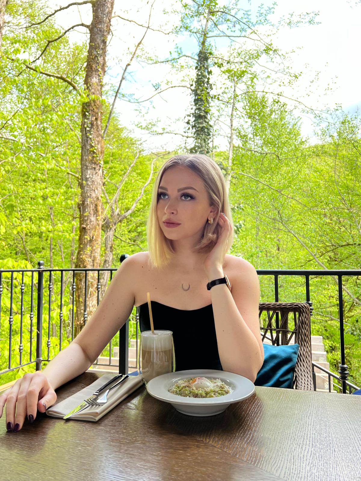 בלונדה תיירת רוסיה -בתל אביב