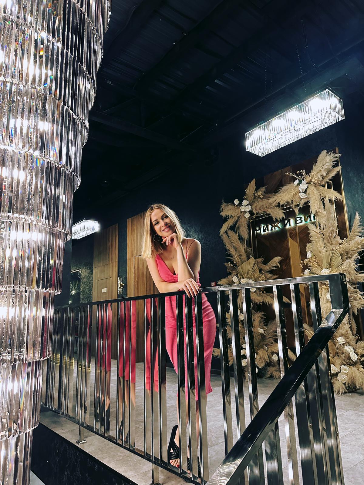 בלונדה תיירת רוסיה -בתל אביב