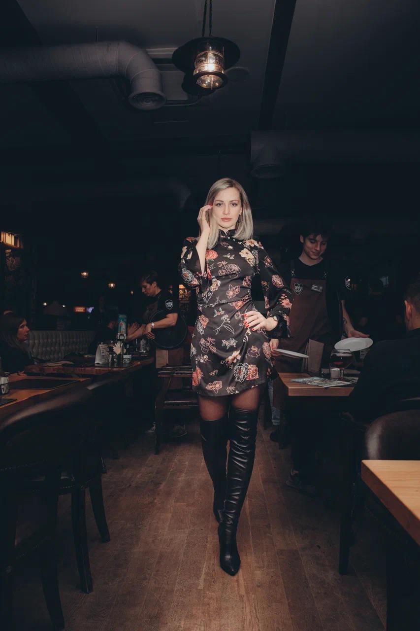 בלונדה תיירת רוסיה -בתל אביב